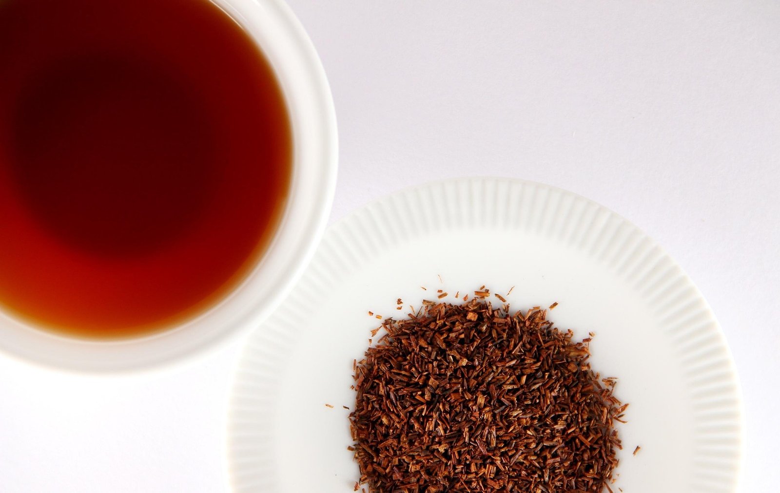 Rooibos tea benefits with red rooibos tea and leaves