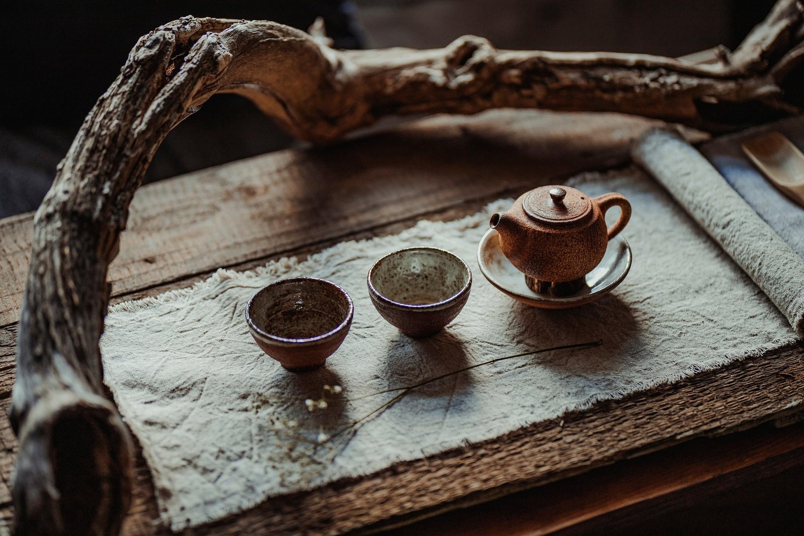 How to brew tea with loose tea leaves and teapot
