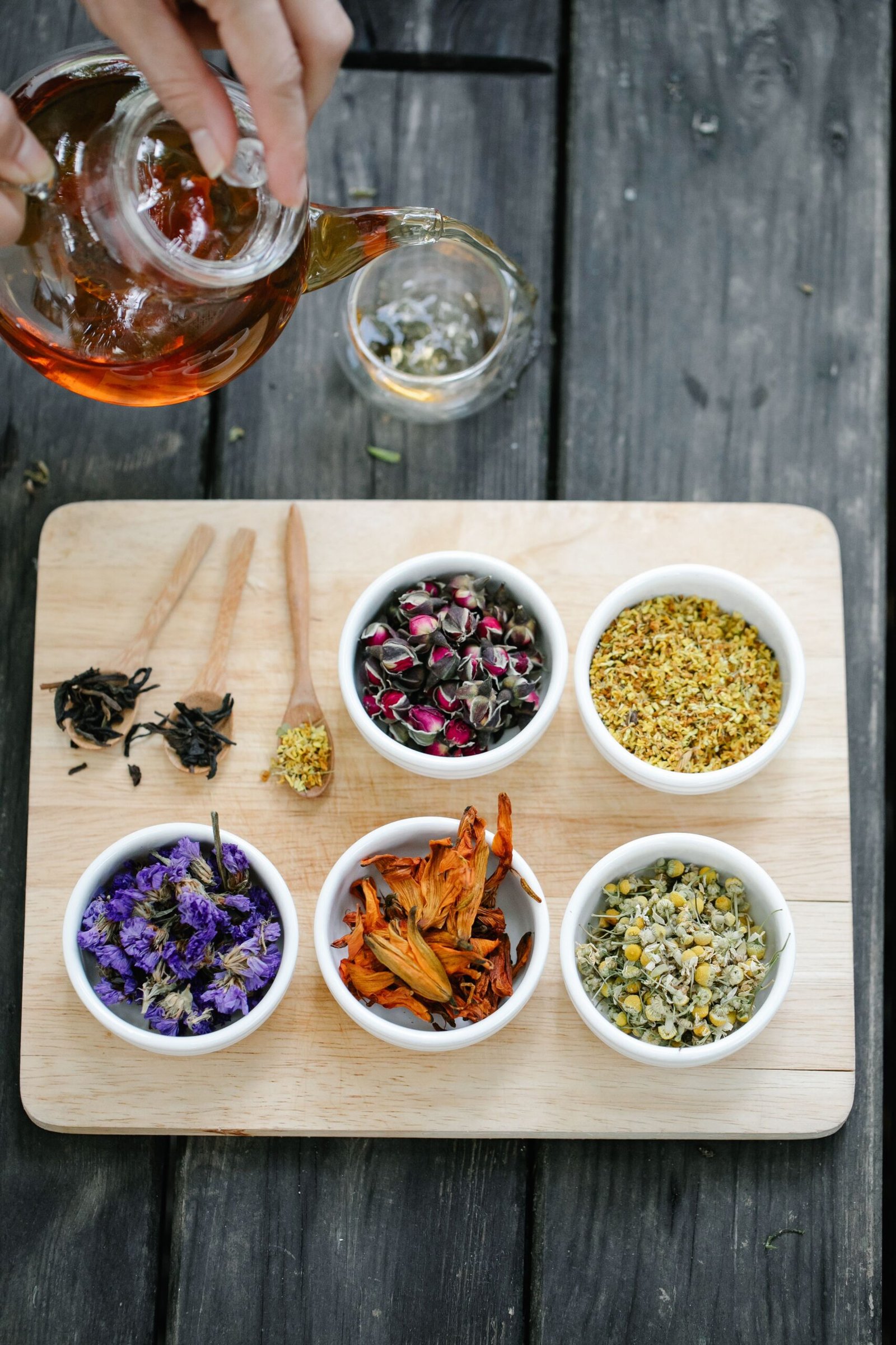how much loose leaf tea per cup - teaspoon of loose tea being measured