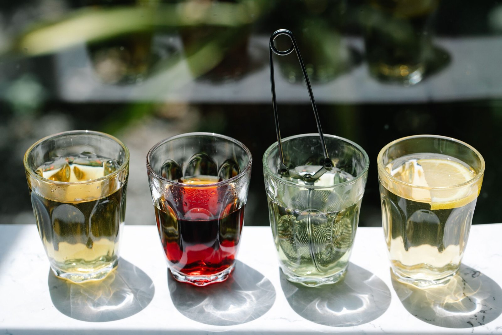 caffeine in tea - green, black, white and oolong compared